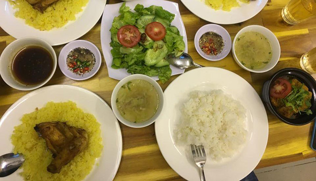 Quán cơm gà Quy Nhơn 111 Trần Phú bán và phục vụ thực khách cả ngày, hiện tại có tới 2 chi nhánh cửa hàng rất thu hút khách